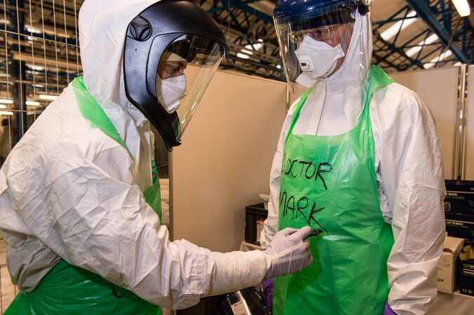 Militair personeel van de Army Medical Services traint voor een missie in Sierra Leone in strijd tegen ebola.
