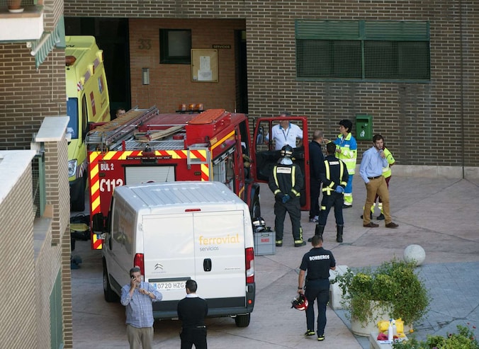 Een medisch team en de brandweer aan het huis van de Spaanse verpleegster met ebola.