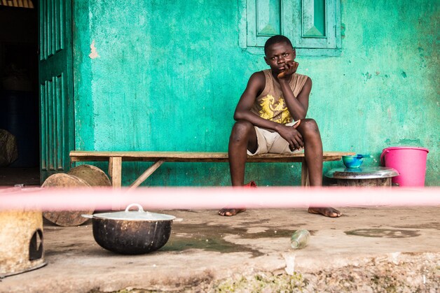 Een jonge man in quarantaine in Sierra Leone.