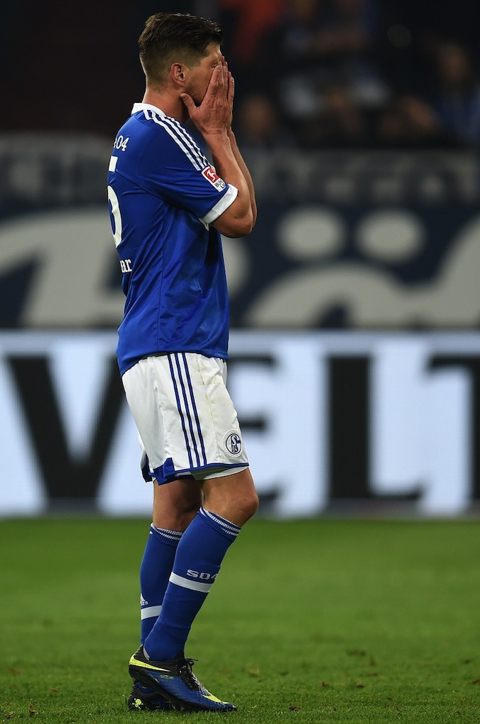 Klaas-Jan Huntelaar baalt na zijn gemiste strafschop.