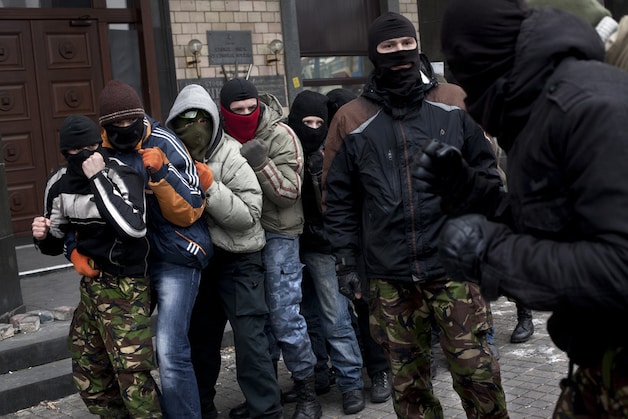 Demonstranten op het Onafhankelijkheidsplein in Kiev oefenen vechttechnieken.