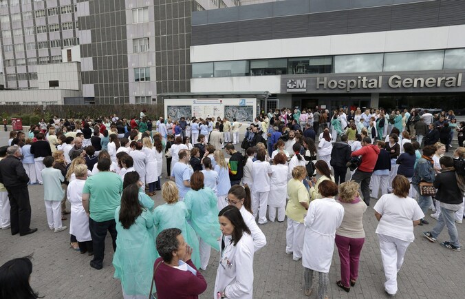 Gezondheidswerkers voor het La Paz-ziekenhuis in Madrid. Ze eisen het ontslag van gezondheidsminister Ana Mato omdat ze niet voldoende getraind zouden zijn voor de behandeling van ebolapatiënten.