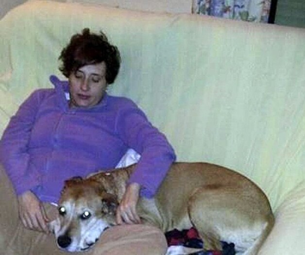 De Spaanse verpleegster Teresa Romero Ramos met haar hond Excalibur.