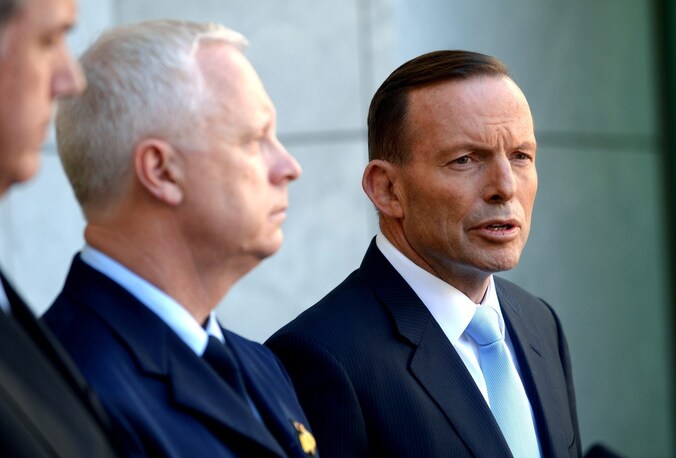 De Australische premier Tony Abbott (rechts)