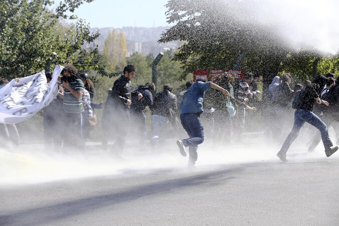 Demonstranten worden met het waterkanon uit elkaar gedreven in Ankara.