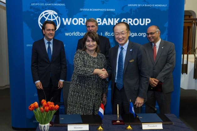 Minister van Ontwikkelingssamenwerking Lilianne Ploumen schudt de hand van Wereldbankleider Jim Yong Kim.