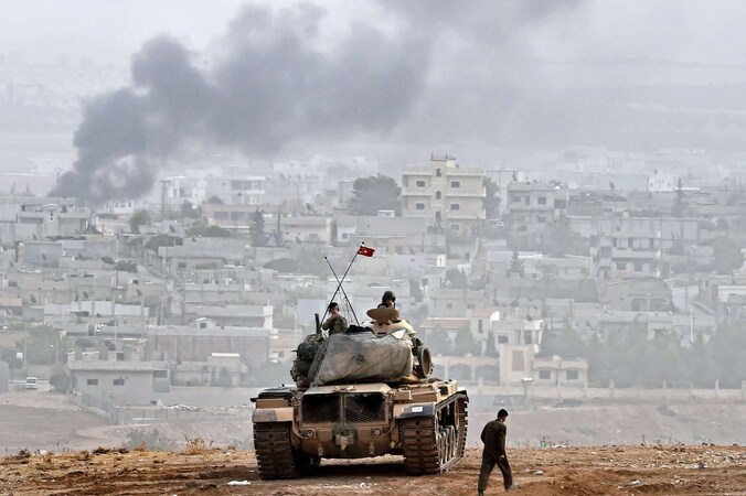 Turkse soldaten bij de grens met Syrië tegenover de stad Kobane.