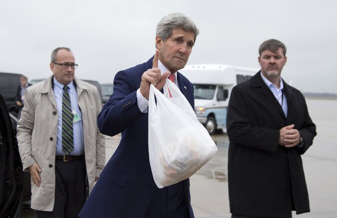 Kerry gisteren bij zijn vertrek vanop de luchtmachtbasis van Maryland.
