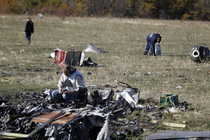 Oekraïense rampenbestrijders zoeken op de rampplek van vlucht MH17 naar de persoonlijke bezittingen van passagiers.