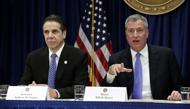 Gouverneur Andrew Cuomo van de staat New York links naast Bill de Blasio, burgemeester van de gelijknamige stad.