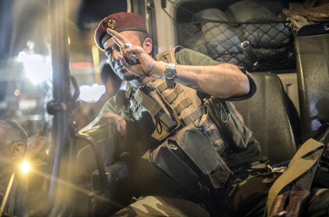 Een van de Iraaks-Koerdische strijders gisteren tijdens de tocht naar Kobani.