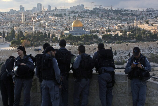 De Israëlische grenspositie kijkt uit over de Tempelberg.