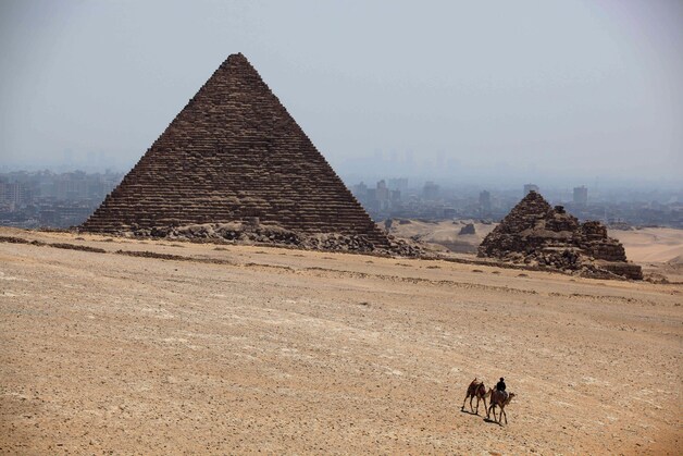 De daders openden het vuur op een controlepunt van de veiligheidstroepen in de buurt van de piramide van Gizeh.