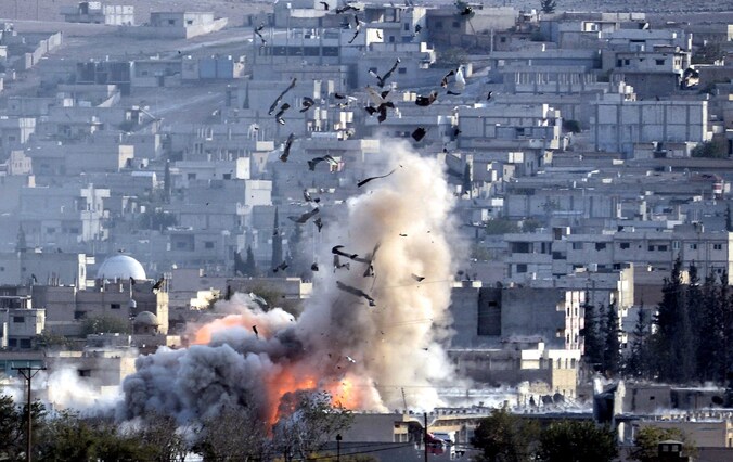 Een explosie tijdens een vermoedelijk Amerikaans bombardement op Kobani.