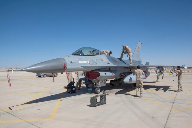 Een Belgische F-16 op een Jordaanse luchtmachtbasis.
