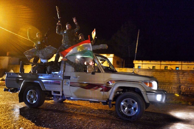 Peshmerga's, strijders uit de Koerdische regio in Irak, zijn vrijdagavond vanuit Turkije de grens overgegaan naar de Syrische stad Kobane.