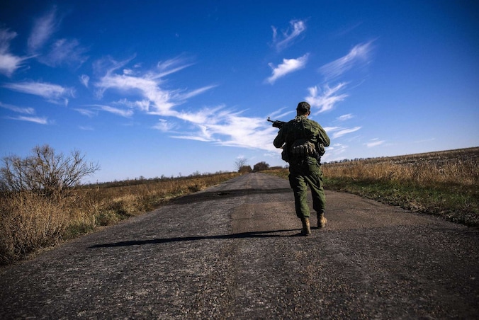 Een Russische separatist op patrouille.