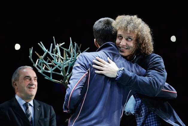 De Braziliaanse PSG-ster David Luiz omhelst winnaar Djokovic.
