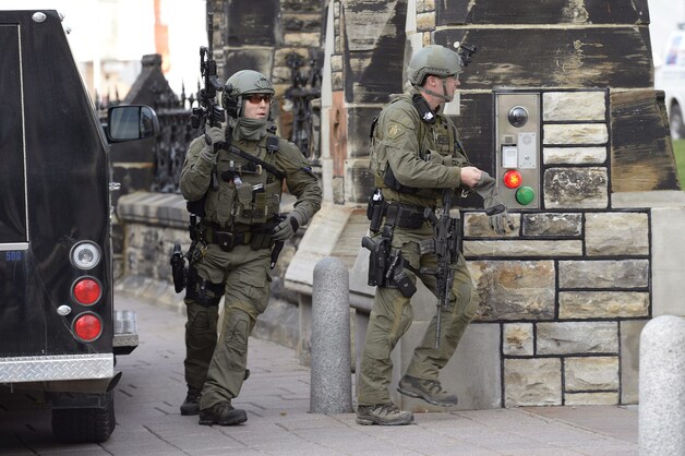Agenten patrouilleren aan Parliament Hill, nadat een soldaat is neergeschoten aan het oorlogsmonument.