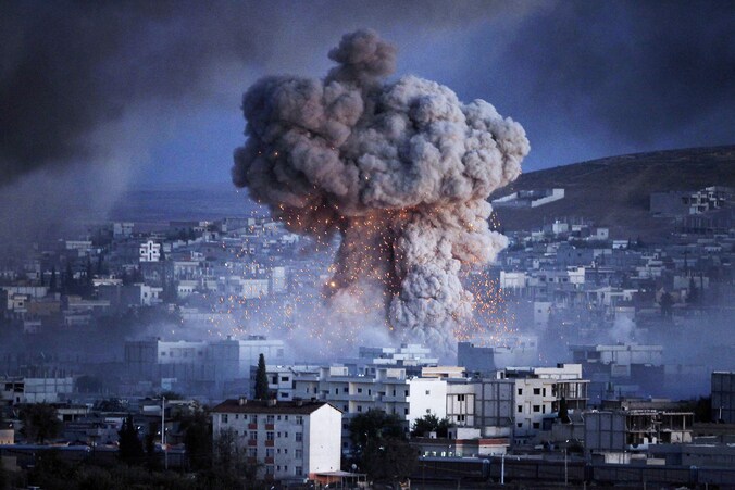 Een explosie in Kobane, vermoedelijk van een IS-zelfmoordaanslag.