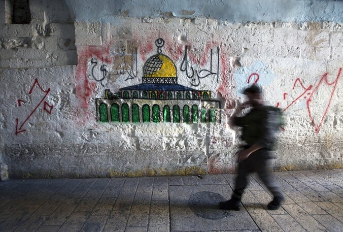Een Israëlische militair loopt langs een tekening van de moskee op de Tempelberg in Jeruzalem