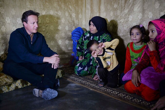 Premier Cameron onmoet vluchtelingen in een kamp in Libanon.