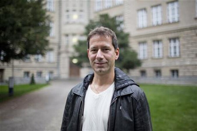 Kai Feller voor de prestigieuze school waar hij in 1988 werd weggestuurd nadat medescholieren hem als een 'verrader' en 'pacifist' hadden veroordeeld.
