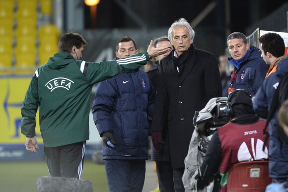 Halilhodzic wordt door een official naar de tribunes verwezen.