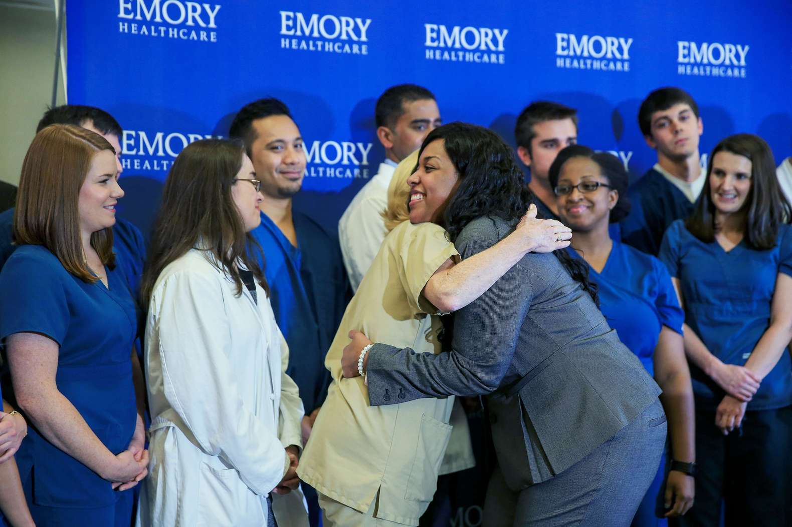 De Amerikaanse verpleegster Amber Vinson, die besmet werd met het ebolavirus, wordt door haar collega's omhelsd nadat ze is ontslagen uit het ziekenhuis.