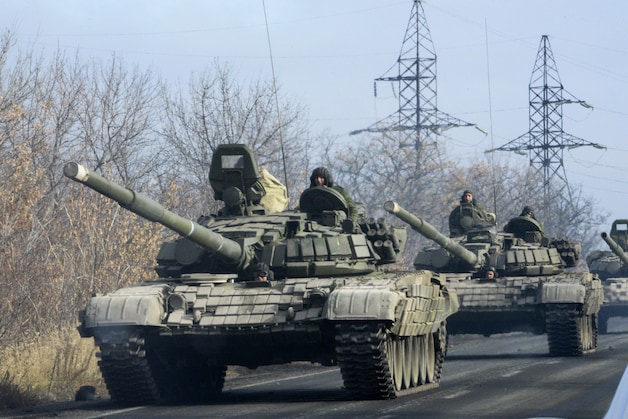 Tanks van pro-Russische rebellen rukken op naar Donetsk.