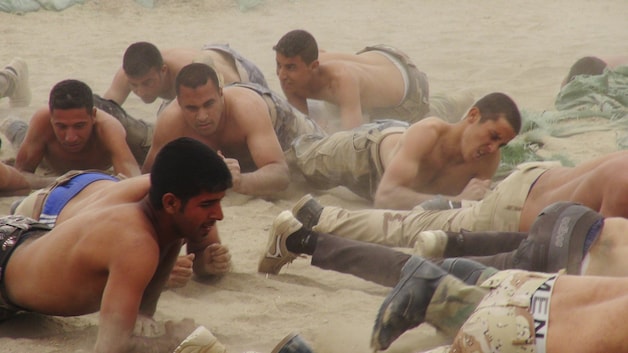 Leden van een soennitische stam bereiden zich voor op de strijd tegen IS in een gebied nabij Ramadi.