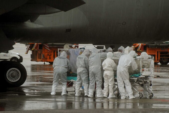 Medisch personeel houdt een ebola-oefening op de luchthaven van Milaan.