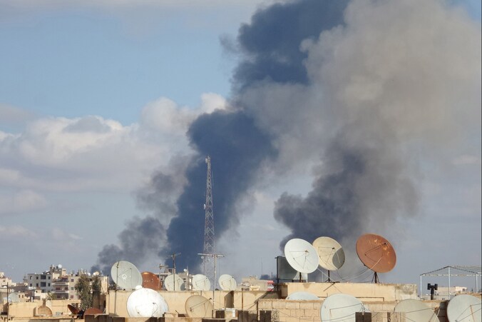 Rookpluimen na luchtaanvallen in al-Raqqa.