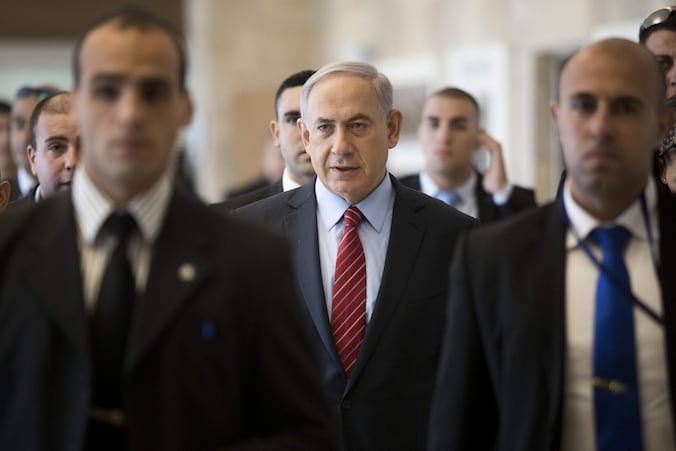 De Israëlische premier Benjamin Netanyahu temidden van leden van zijn Likud-partij in de Knesset.
