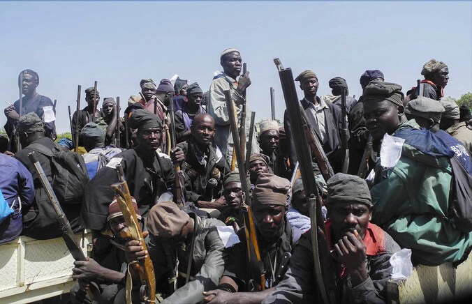 Een groep traditionele Nigeriaanse jagers op weg naar de militanten van Boko Haram in Mubi.