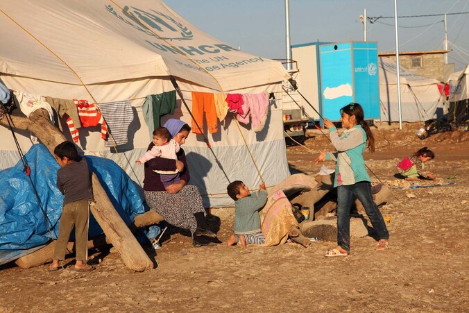 De meeste yezidi's vluchtten naar Iraaks Koerdistan of naar Turkije Maar zo'n 50.000 yezidi's zoeken hun heil in het Sinjar-gebergte