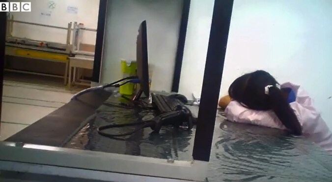 Een slapende werknemer in een Apple-fabriek in China.