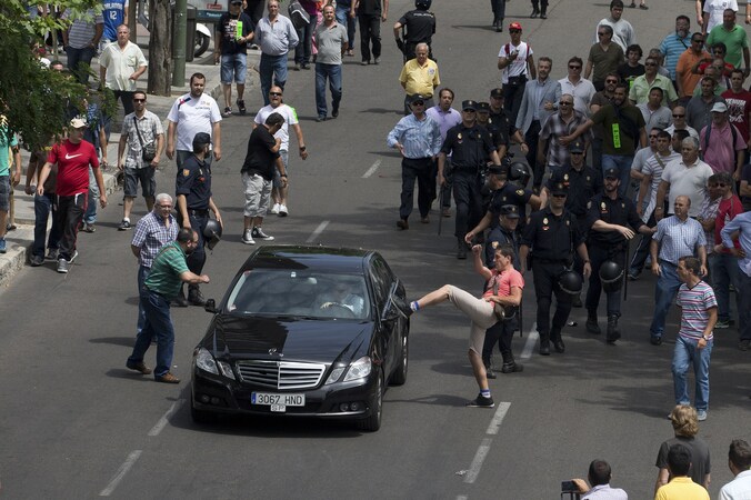 Demonstranten schoppen tegen een Uber-taxi tijdens een Uber-demonstratie in Madrid.