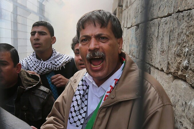 Volgens Palestijnse bronnen overleed de minister nadat een Israëlische soldaat hem op de borstkas had geslagen met een helm of geweerkolf.