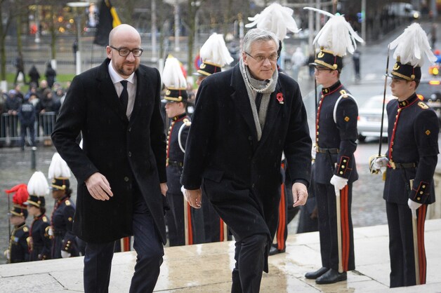 Premier Michel en vicepremier Peeters bij hun aankomst aan de kathedraal. De publieke belangstelling is eerder beperkt.