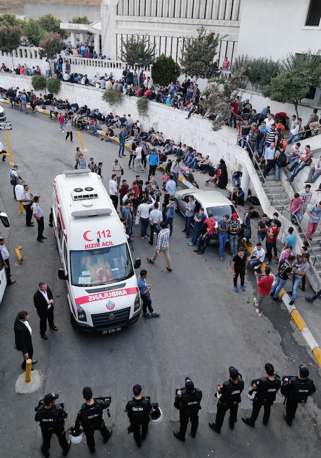 De Turkse veiligheidstroepen houden de Syrische vluchtelingen aan het busstation van Istanboel in de gaten.