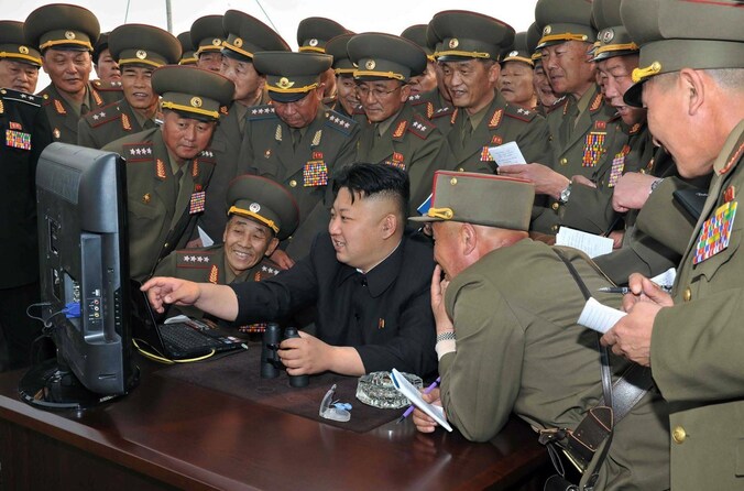 De Noord-Koreaanse leider Kim Jong-un kijkt naar een computerscherm op een archieffoto.