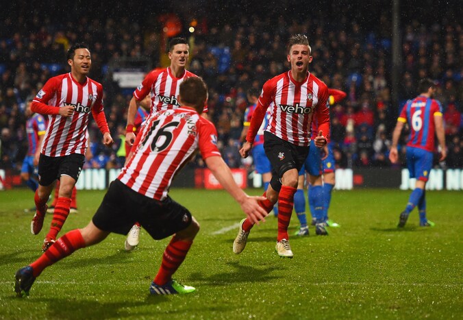 Toby Alderweireld viert zijn doelpunt op het veld van Crystal Palace met zijn Southampton-maats.