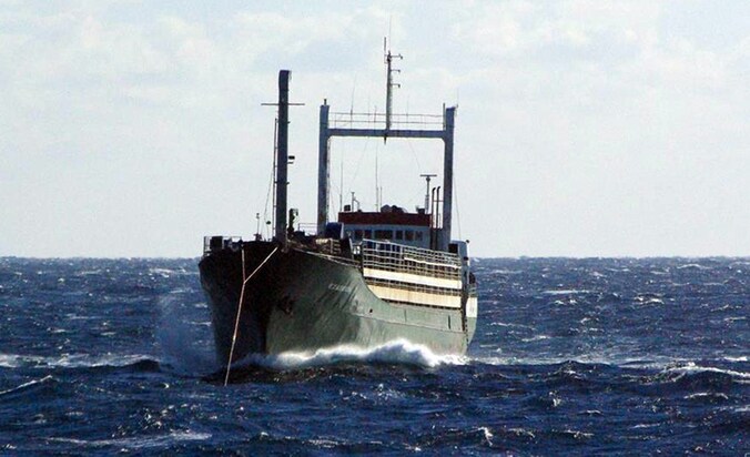 Het schip de Ezadeen dat stuurloos op de Middellandse Zee dobberde voor de migranten aan boord gered werden