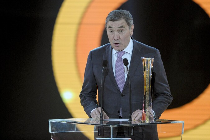 Wielergrootheid Eddy Merckx fladdert van de ene uitreiking naar de andere. Vorige week mocht hij zelf een prijs overhandigen, nu viel hij zelf in de prijzen.