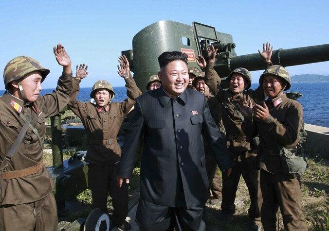De Noord-Koreaanse leider Kim Jong-un, omringd door juichende militairen.