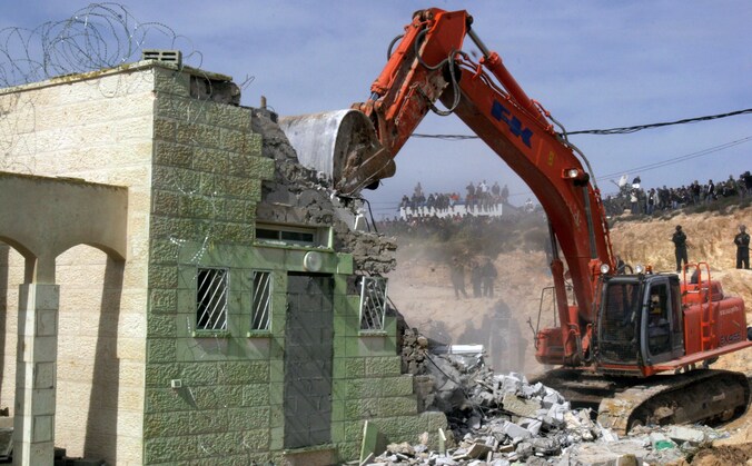 In 2006 werden er al huizen gesloopt in Amona door het Israëlische leger. Honderden mensen werden uit hun huizen verwijderd.