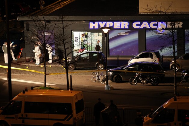 De Franse politie staat buiten de supermarkt bij het lichaam van Amedy Coulibaly.