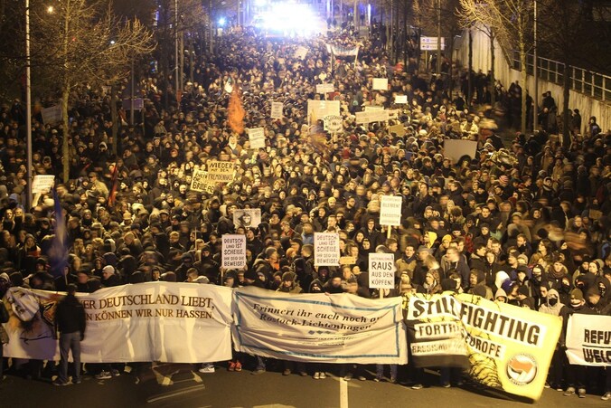 De mars tegen de antimoslimbeweging 'Legida', het Pegida-filiaal in Leipzig.