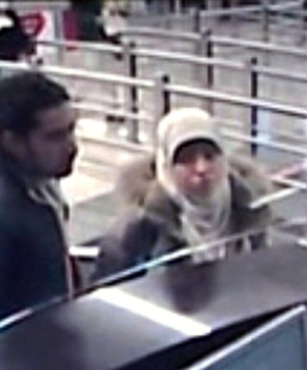 Hayat Boumeddiene bij de paspoortcontrole op het Turkse vliegveld